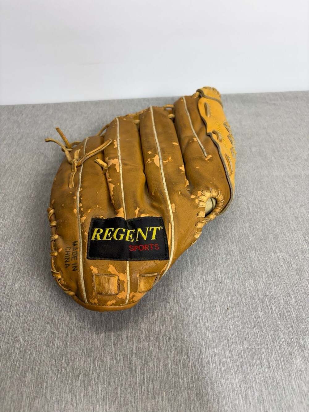 Vintage Regent Big Man Classic 07980 13.5 Inch Top Grain Cowhide Baseball Glove